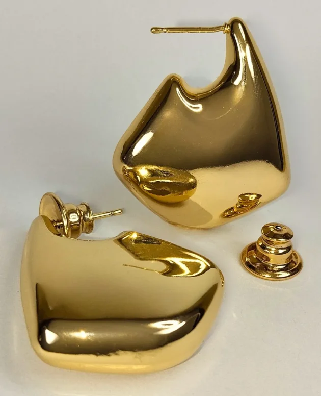 Brinco Banhado a Ouro 18k Palácio, design elegante, brilho intenso e tarraxa de catrac. Formato de Gancho largo com brilho intenso