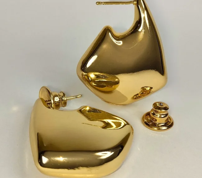 Brinco Banhado a Ouro 18k Palácio, design elegante, brilho intenso e tarraxa de catrac. Formato de Gancho largo com brilho intenso