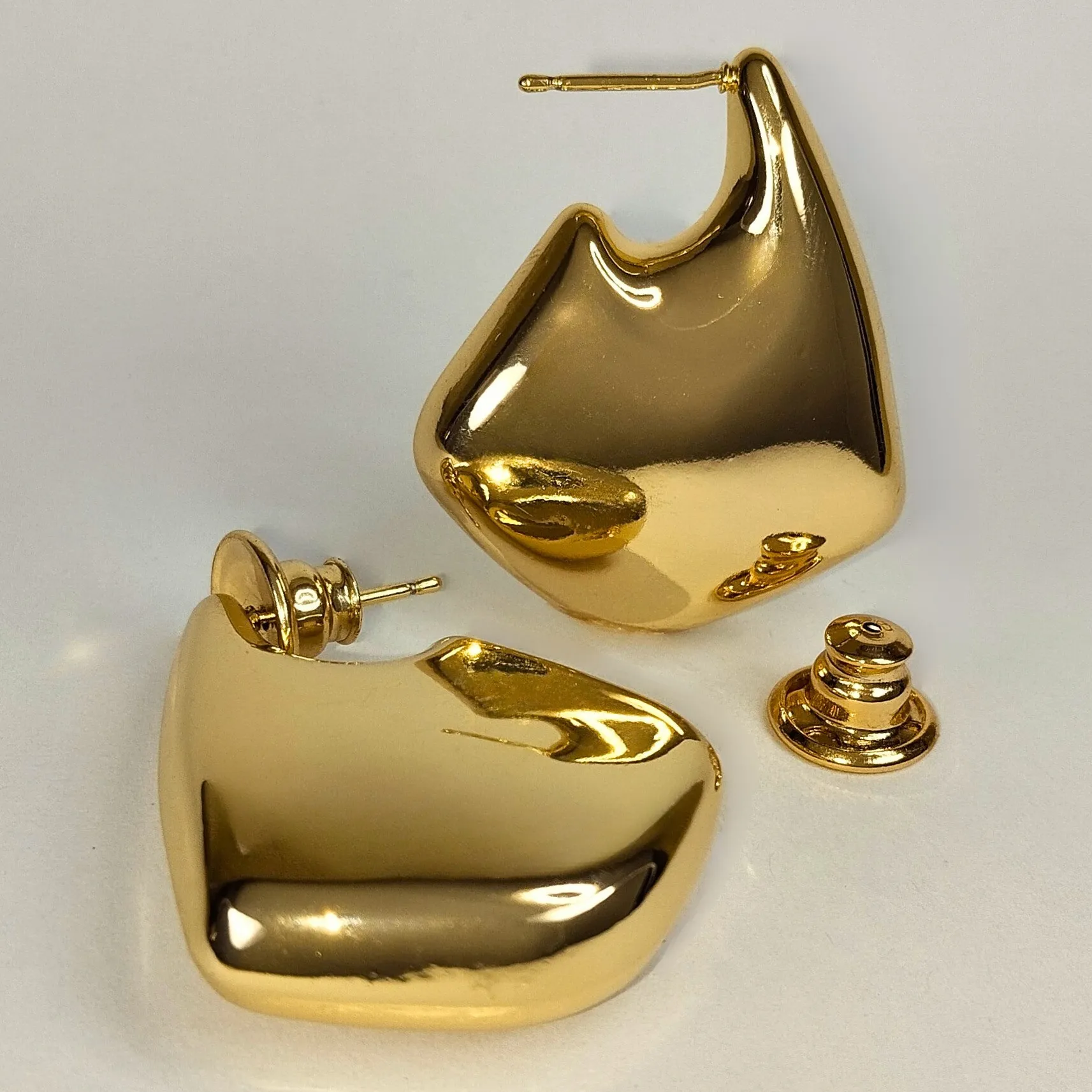 Brinco Banhado a Ouro 18k Palácio, design elegante, brilho intenso e tarraxa de catrac. Formato de Gancho largo com brilho intenso