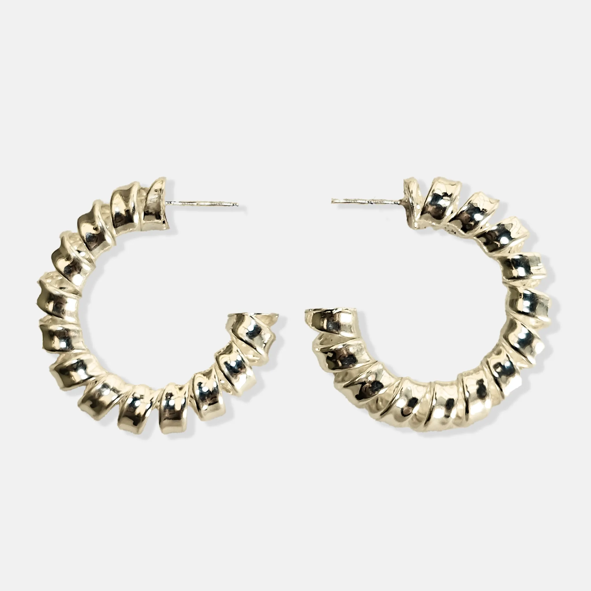 Brinco de Argola Torcida de Prata Zaria - Image 2